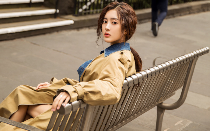 武汉渡江节：两千余名中外“泳士”搏浪长江